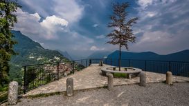 Punto panoramico con sullo sfondo il Monte Boglia, il paese di Brè e le montagne circostanti Porlezza - @ Alessandro Rabaglio