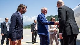 Il Sindaco di Lugano Michele Foletti e il Consigliere di Stato Claudio Zali accolgono il Primo Ministro ucraino Denys Shmyhal (KEYSTONE/EDA/Alessandro della Valle)