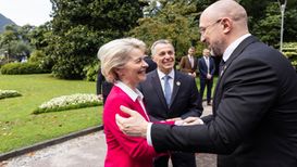 La Presidente della Commissione europea Ursula von der Leyen, il Presidente della Confederazione Ignazio Cassis e il Primo Ministro Ucraino Denys Shmyhal (KEYSTONE/EDA/Michael Buholzer)