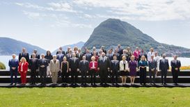 Foto di gruppo con la Presidente del Consiglio Nazionale Irène Kälin, il Primo Ministro ucraino Denys Shmyhal, il Presidente della Confederazione Ignazio Cassis, la Presidente della Commissione europea Ursula von der Leyen (KEYSTONE/EDA/Michael Buholzer)