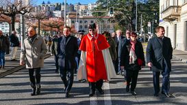 Il corteo sul lungolago diretto al Palazzo dei congressi