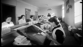 Operaie imballano sigarette alla fabbrica Orienta di Lugano, 1937