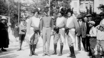 Corteo a Lugano con costumi tradizionali e Volontari luganesi 1935 © Archivio storico della Città di Lugano, fondo V. Vicari