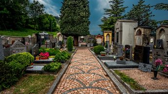 Il cimitero ben curato poco distante dalla chiesa - @ Alessandro Rabaglio