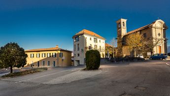 Piazza di giro del bus con sullo sfondo la chiesa di San Sebastiano - @ Alessandro Rabaglio