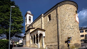 Esterno della chiesa parrocchiale di Sant'Agata con accanto un centenario cedro del Libano - @ Alessandro Rabaglio