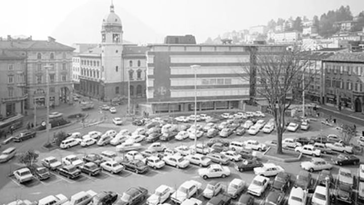 Il piazzale ex Scuole nel 1970, in una foto di Vicenzo Vicari