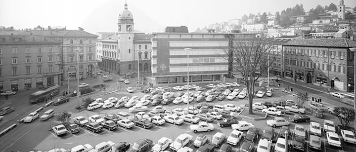 Il piazzale ex Scuole nel 1970, in una foto di Vicenzo Vicari