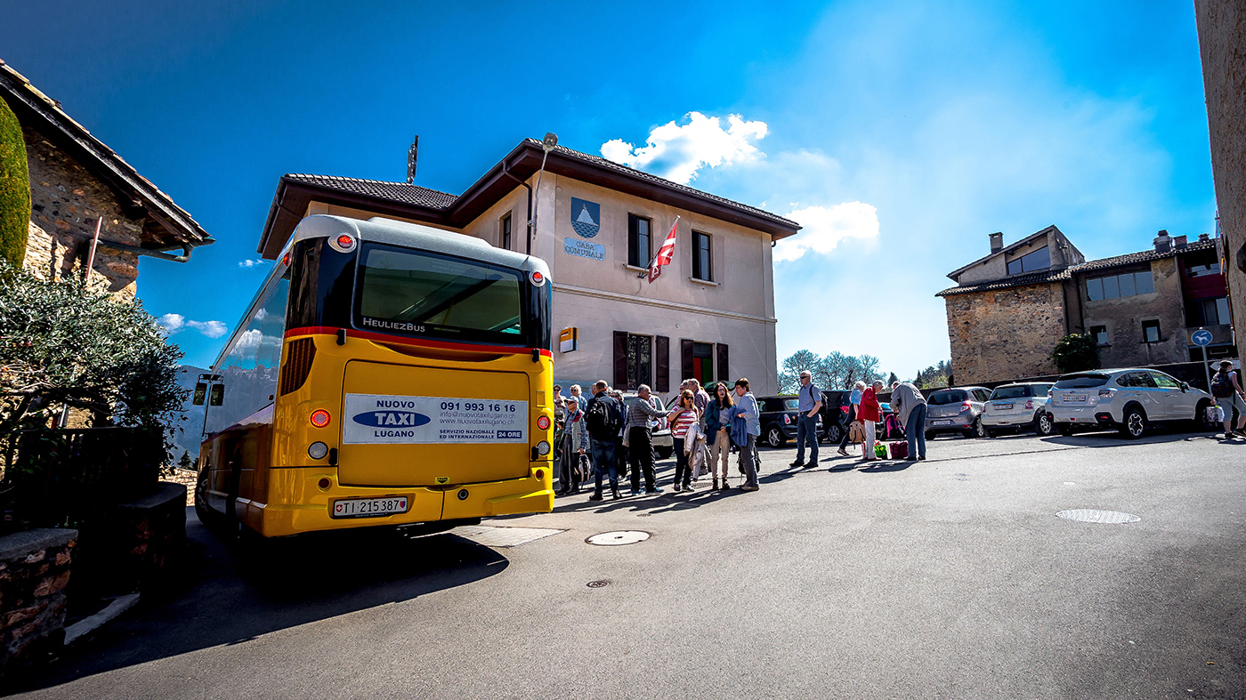 Fermata autopostale di Carona paese e ex casa Comunale - @ Alessandro Rabaglio