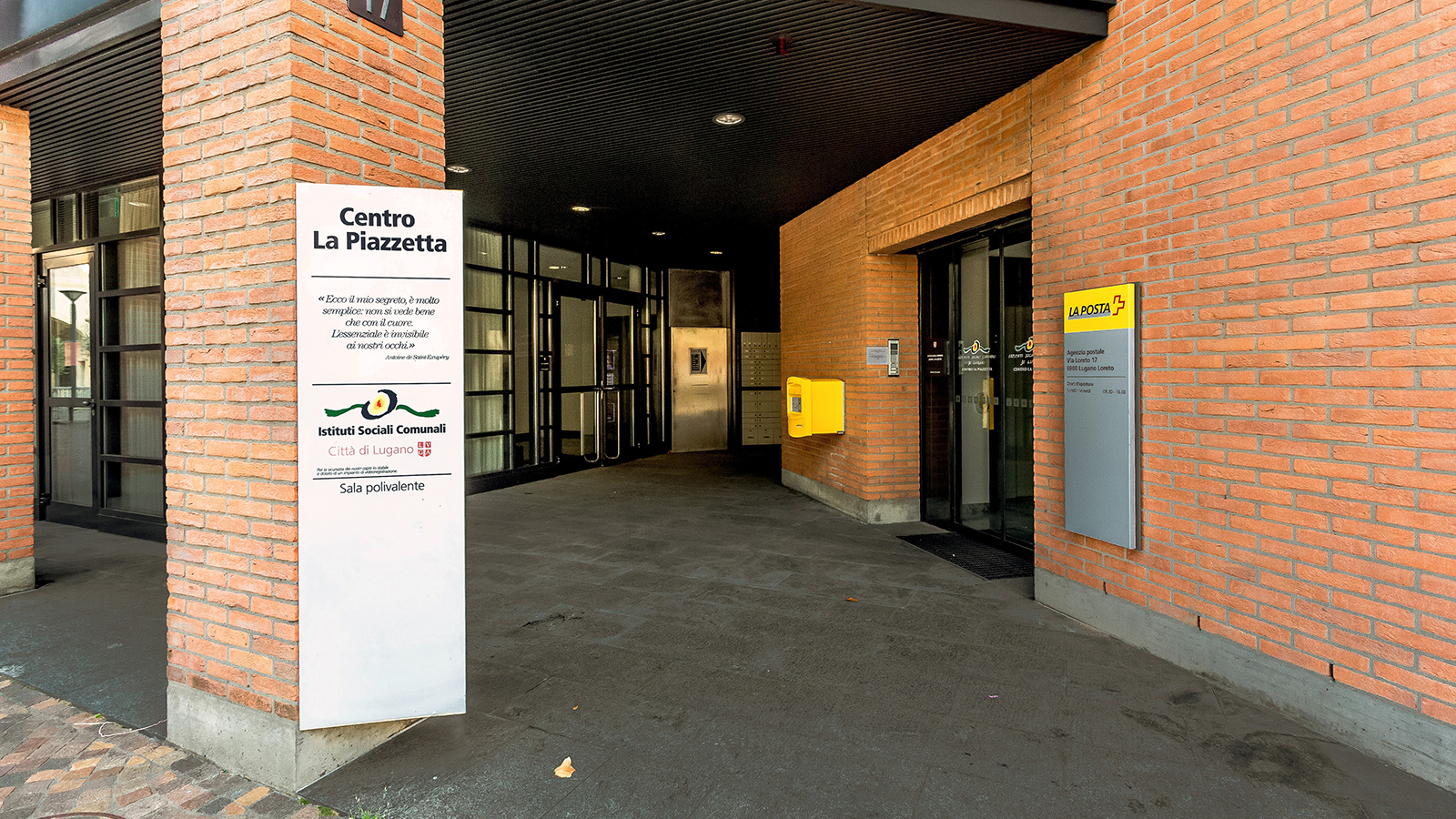 Entrata Centro La Piazzetta su via Clemente Maraini - Foto Alessandro Rabaglio
